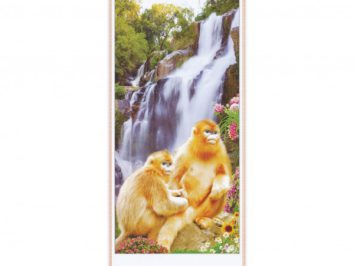 Dwa złote małpy siedzące na tle wodospadu i kwiatów w lesie.