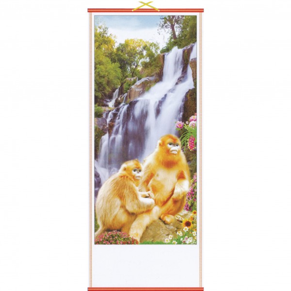 Dwa złote małpy siedzące na tle wodospadu i kwiatów w lesie.