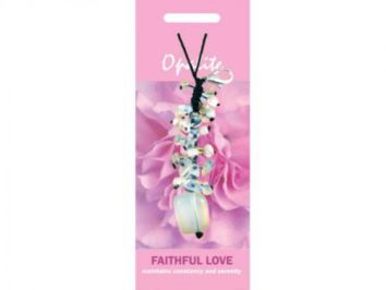 Wisiorek z kamieniami na tle różowego kwiatu, opisany jako symbol wiernej miłości.