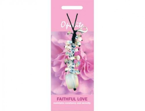 Wisiorek z kamieniami na tle różowego kwiatu, opisany jako symbol wiernej miłości.