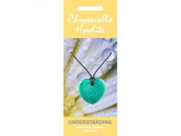 Wisiorek z zielonym sercem z chryzokoli na sznurku, na tle kwiatowym.