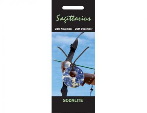 Wisiorek z sodalitu na tle łuku, opis znaku zodiaku Strzelec i daty 23 listopada - 20 grudnia.