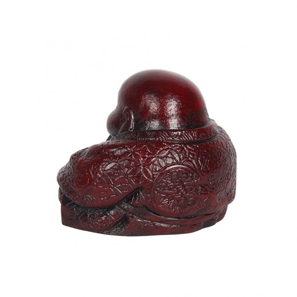 Czerwona figurka Buddy ukazana od tyłu, z widocznymi zdobieniami na szacie.