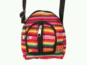 Mała, kolorowa torebka na ramię z zamkiem, ozdobiona etnicznymi wzorami.