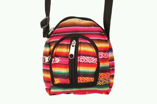 Mała, kolorowa torebka na ramię z zamkiem, ozdobiona etnicznymi wzorami.