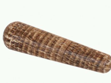 Drewniany tłuczek do rozdrabniania przypraw lub ziół, widok na białym tle.