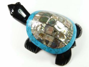 Figurka żółwia z czarnego kamienia z mozaikowym, kolorowym pancerzem.