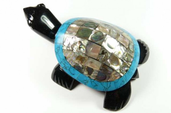 Figurka żółwia z czarnego kamienia z mozaikowym, kolorowym pancerzem.