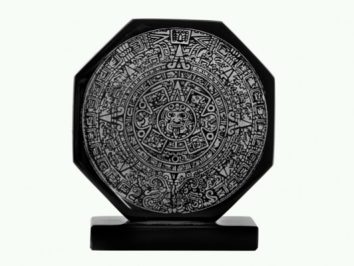 Czarny stojak z rzeźbionym azteckim kalendarzem, widok od frontu.