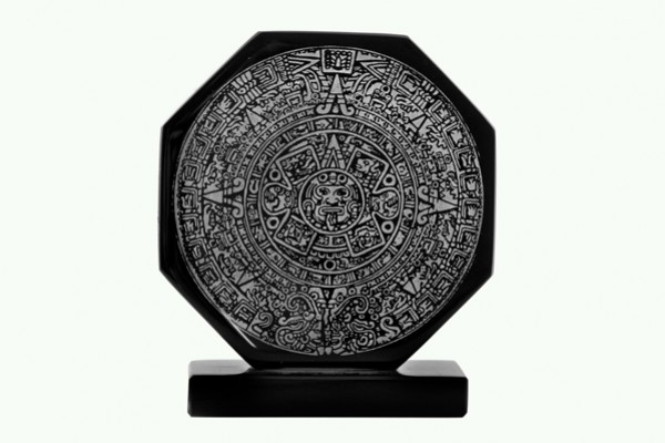 Czarny stojak z rzeźbionym azteckim kalendarzem, widok od frontu.