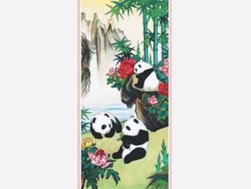 Trzy pandy bawią się wśród bambusów i kwiatów na tle górskiego krajobrazu.