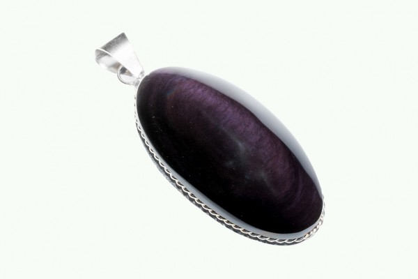 Srebrny wisior z owalnym, ciemnym kamieniem, sfotografowany na jasnym tle.