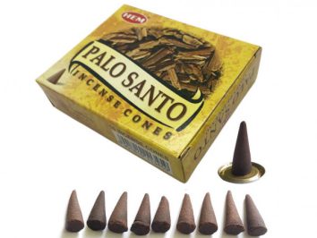 Opakowanie kadzidełek stożkowych Palo Santo oraz dziewięć stożków kadzidła na białym tle.