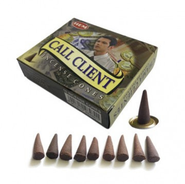 Pudełko stożków zapachowych Call Client oraz dziesięć stożków ułożonych przed opakowaniem.