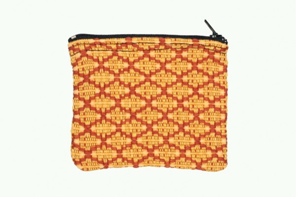 Mała saszetka z zamkiem, w żółto-czerwony geometryczny wzór.