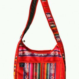 Czerwona torebka z kolorowymi, etnicznymi wzorami i szerokim paskiem na ramię.