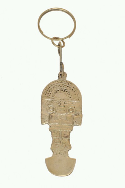 Breloczek z metalową zawieszką w kształcie postaci ozdobionej wzorami, na białym tle.
