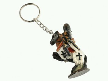 Brelok przedstawiający figurkę rycerza zakonu krzyżackiego na koniu.