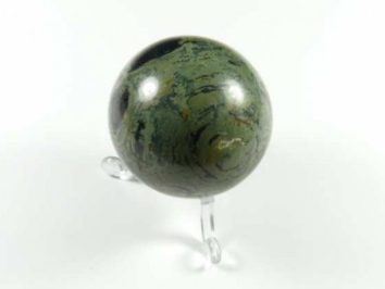 Kula jaspis kambara na podstawce. Zielona kula z kamienia ozdobnego, ustawiona na przezroczystej podstawce.