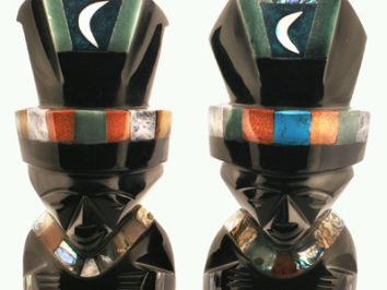 Dwa ozdobne szachowe gońce w kształcie postaci, wykonane z kolorowego kamienia.