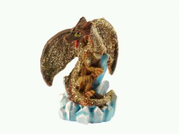 Figurka smoka z rozpostartymi skrzydłami, stojąca na niebieskich kryształach.