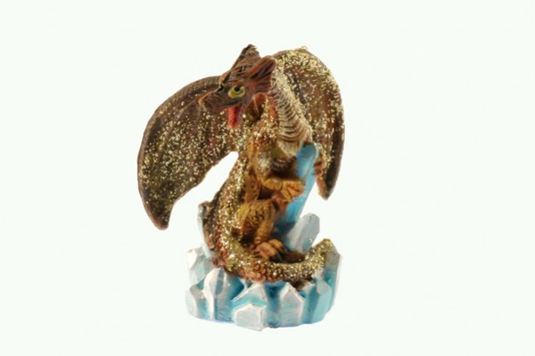 Figurka smoka z rozpostartymi skrzydłami, stojąca na niebieskich kryształach.