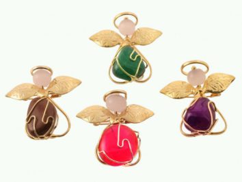 Cztery aniołki z kolorowych kamieni i złotego drutu ułożone na białym tle.