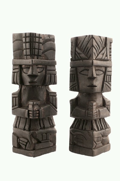 Dwie drewniane figurki o stylu azteckim, ustawione obok siebie, trzymające przedmioty w dłoniach.