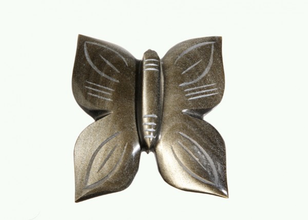 Metalowy motyl o gładkiej powierzchni i geometrycznych wzorach na skrzydłach.