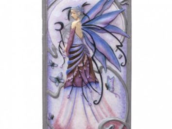 Wróżka w fioletowej sukni ze skrzydłami, otoczona motylami na ozdobnym tle.