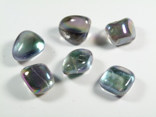 Tęczowy kwarc aura - kamień gładzony, polerowany, szlifowany i bębnowany w formie otoczaka. Sześć gładkich, opalizujących kamieni na białym tle.