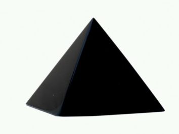 Czarna, gładka piramida na jasnym tle.