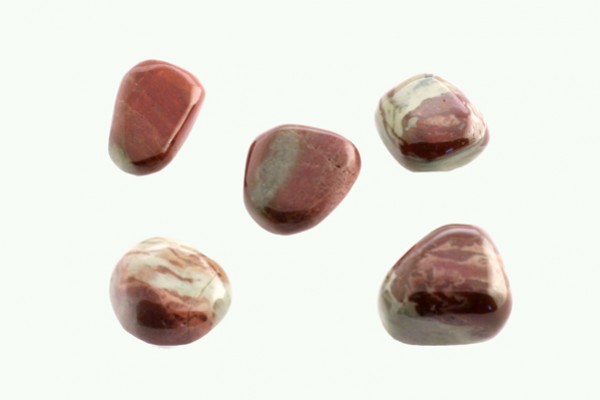 Fuchsyt marmurowy - kamień gładzony, polerowany, szlifowany i bębnowany w formie otoczaka. Pięć wypolerowanych, czerwono-białych kamieni na jasnym tle.