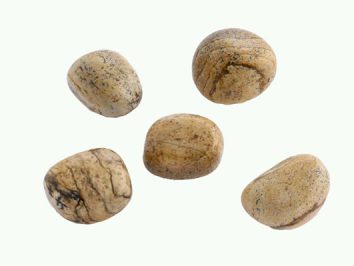 Jaspis obrazkowy - kamień gładzony, polerowany, szlifowany i bębnowany w formie otoczaka. Pięć jasnobrązowych, wygładzonych kamieni leży na jasnym tle.