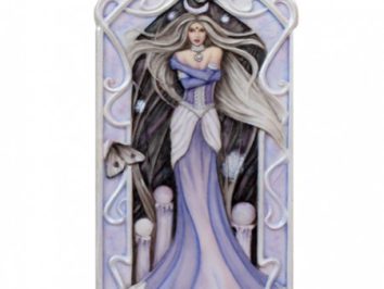 Kobieta w długiej fioletowej sukni stoi pośród motyli na tle ozdobnej ramy.