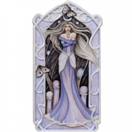 Kobieta w długiej fioletowej sukni stoi pośród motyli na tle ozdobnej ramy.