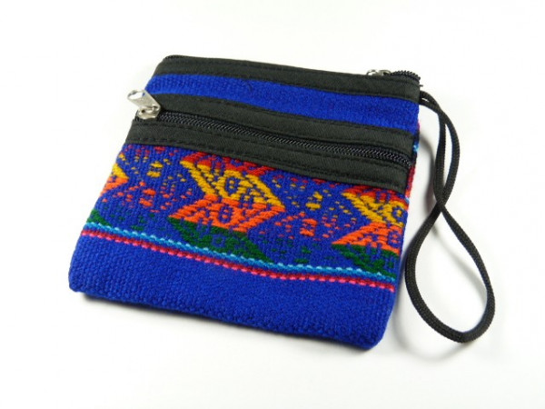 Niebieska torebka z kolorowym wzorem, dwoma suwakami i czarnym paskiem na rękę.