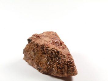 Wanadynit - kamień naturalny, surowy, nieszlifowany. Brązowy kamień z kryształkami na białym tle.