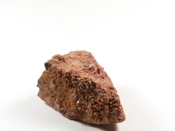 Wanadynit - kamień naturalny, surowy, nieszlifowany. Brązowy kamień z kryształkami na białym tle.