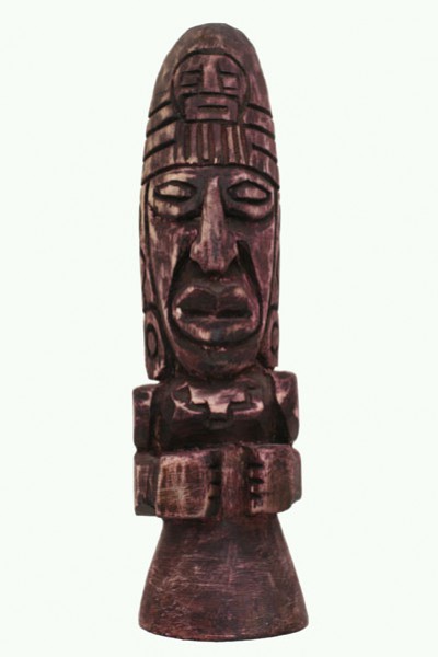 Drewniana figura przedstawiająca postać o wyrazistej, stylizowanej twarzy i złożonych dłoniach.