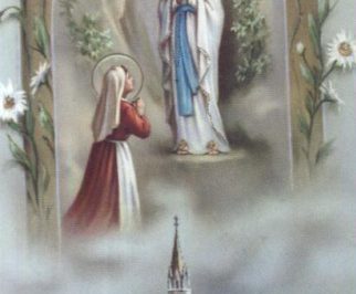 Dziewczynka modli się przed objawieniem Matki Boskiej; poniżej widoczna bazylika w Lourdes.