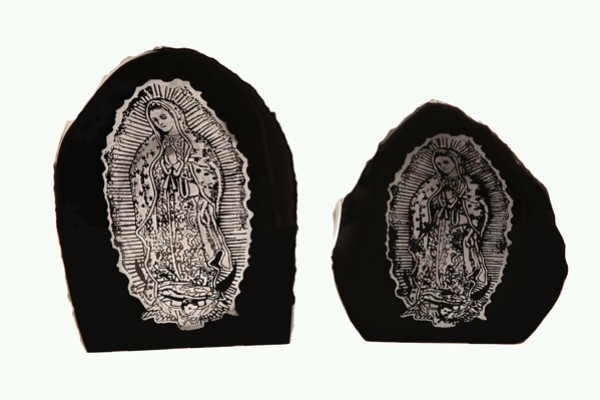 Dwa czarne kamienie z wygrawerowanym wizerunkiem Matki Boskiej z Guadalupe.