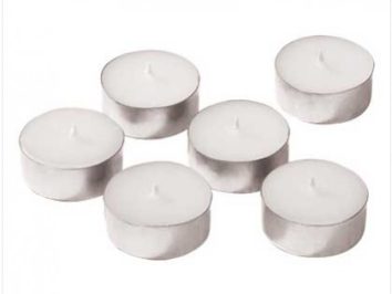 Sześć podgrzewaczy tealight w metalowych oprawkach ułożonych na białym tle.