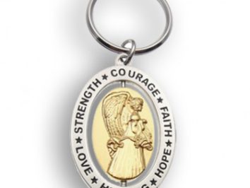 Brelok z wizerunkiem anioła, otoczony napisami: miłość, siła, odwaga, wiara, nadzieja, uzdrowienie.