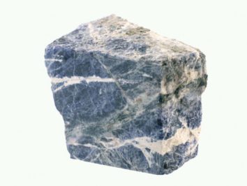 Niebiesko-biały minerał sodalit na jasnym tle.