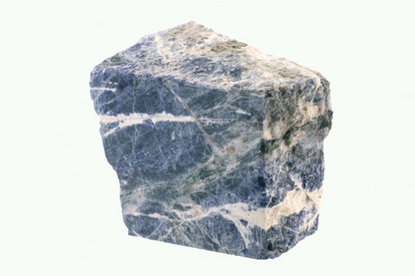 Niebiesko-biały minerał sodalit na jasnym tle.