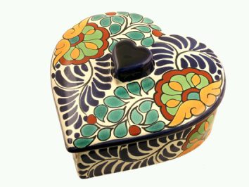 Ceramiczne pudełko w kształcie serca, bogato zdobione kolorowym wzorem kwiatowym.
