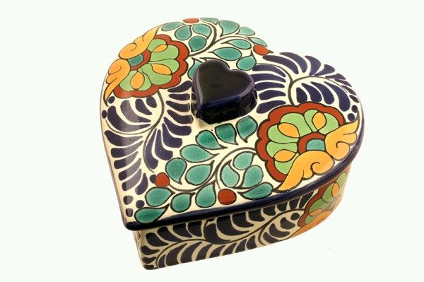 Ceramiczne pudełko w kształcie serca, bogato zdobione kolorowym wzorem kwiatowym.