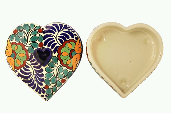 Dwie ceramiczne szkatułki w kształcie serca, jedna zamknięta, druga otwarta.