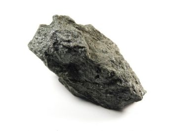 Czarny kawałek skały na białym tle.